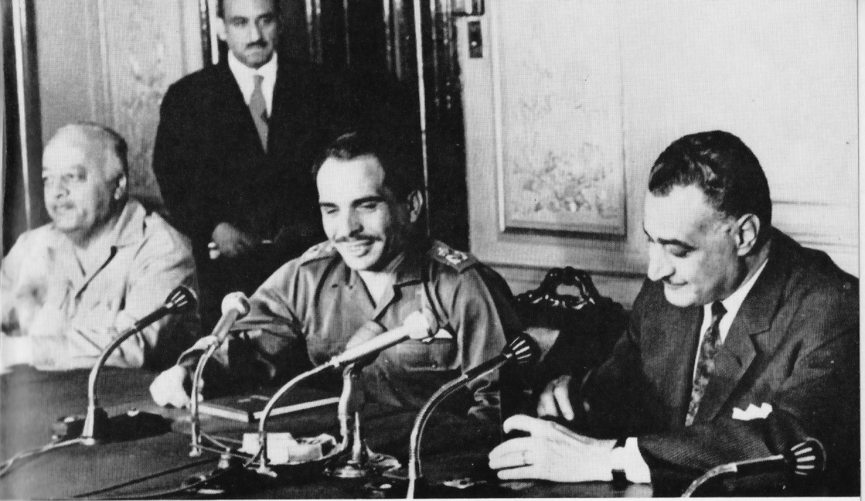 عبد الناصر مع الملك حسين يوم ٣٠ مايو (وعلى اليسار أحمد الشقيري رئيس منظمة التحرير الفلسطينية)