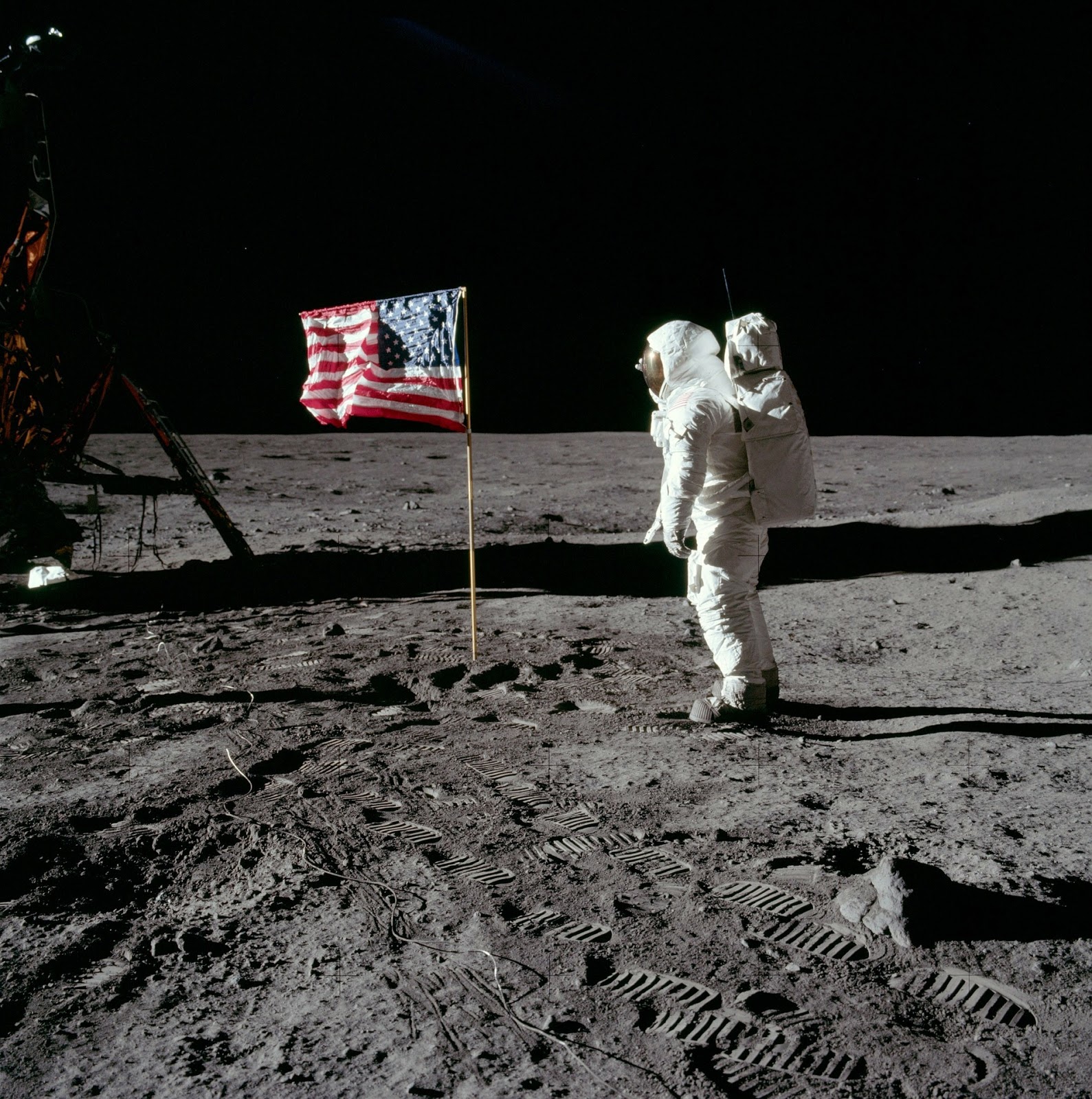 هل هبط الأمريكان على القمر فعلا ؟
